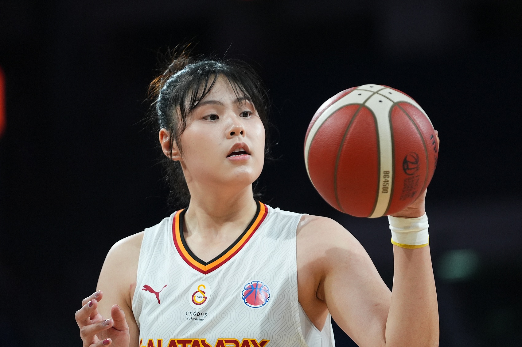 穩(wěn)定高效！李月汝9中6得到18分10板1助2斷1帽 罰球6中6